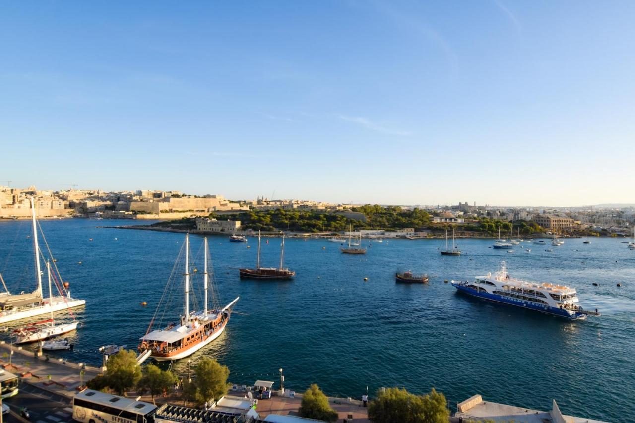 Unique Seafront Triplex Penthouse With Panoramic Bedroom & Rooftop Jacuzzi Overlooking Valletta Sliema Exterior foto