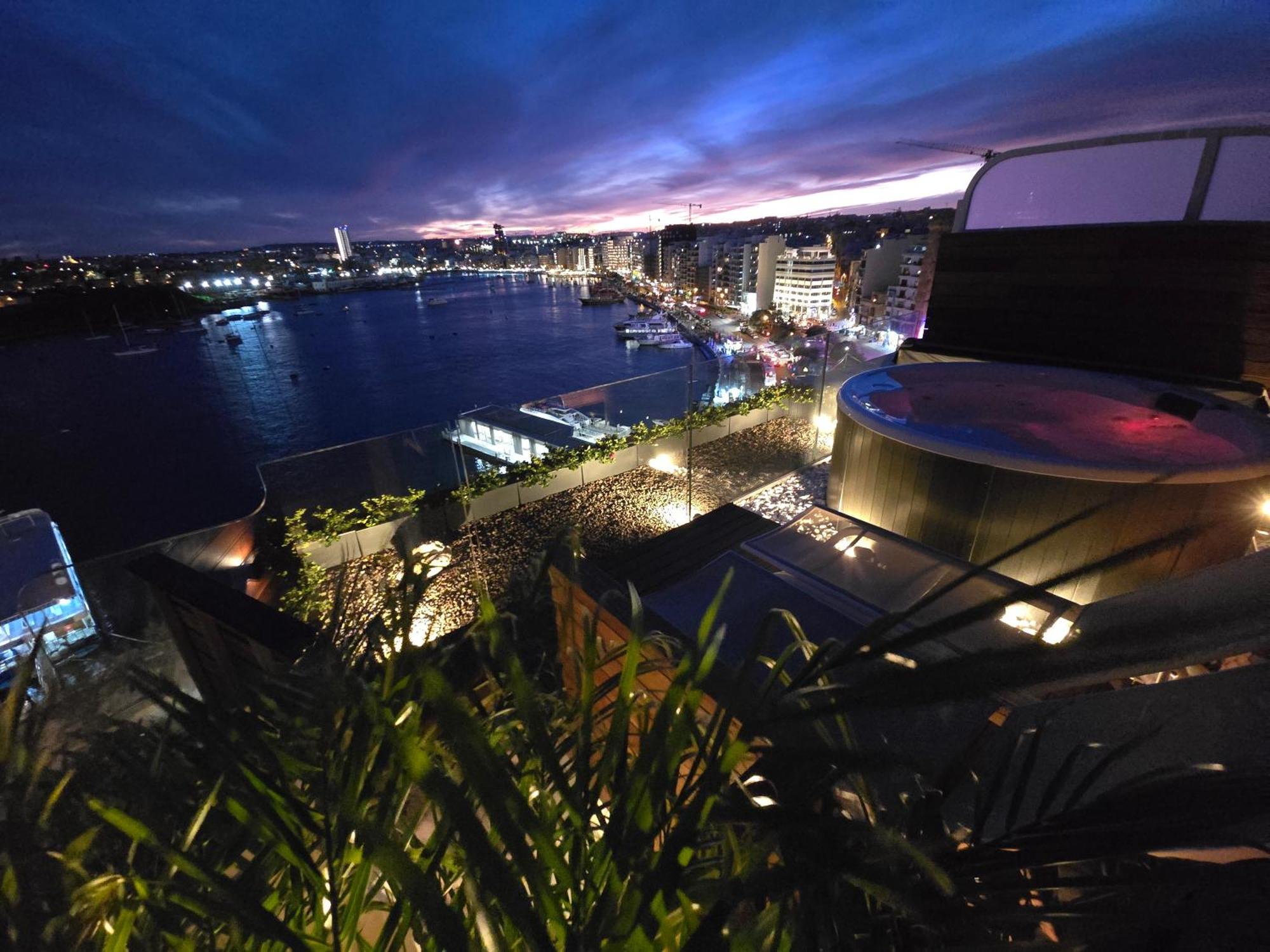 Unique Seafront Triplex Penthouse With Panoramic Bedroom & Rooftop Jacuzzi Overlooking Valletta Sliema Exterior foto