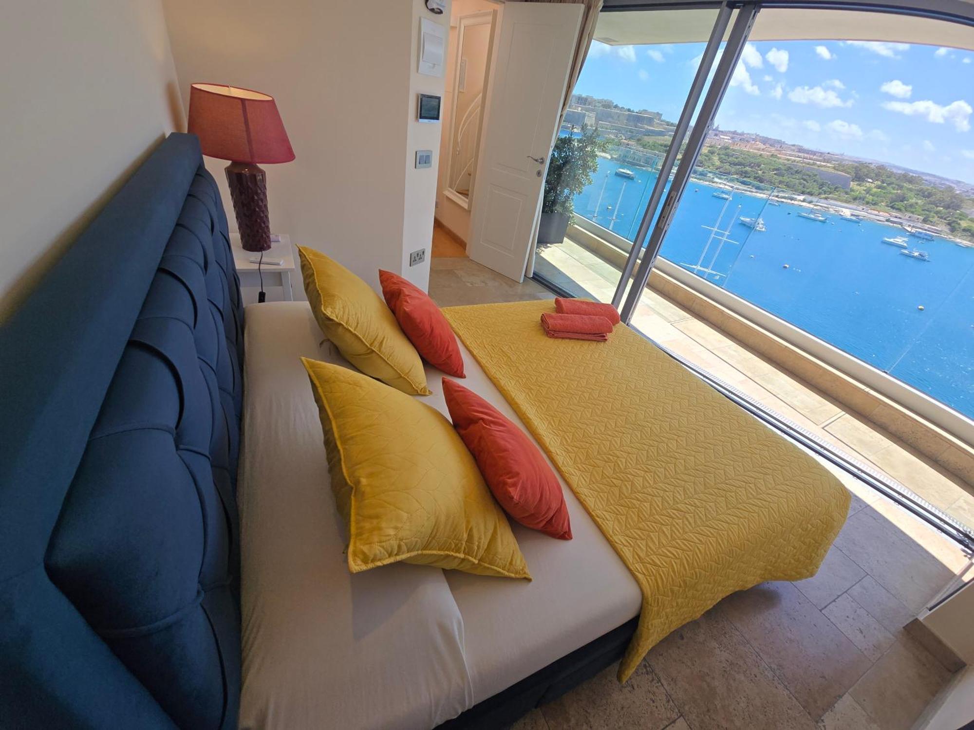Unique Seafront Triplex Penthouse With Panoramic Bedroom & Rooftop Jacuzzi Overlooking Valletta Sliema Exterior foto