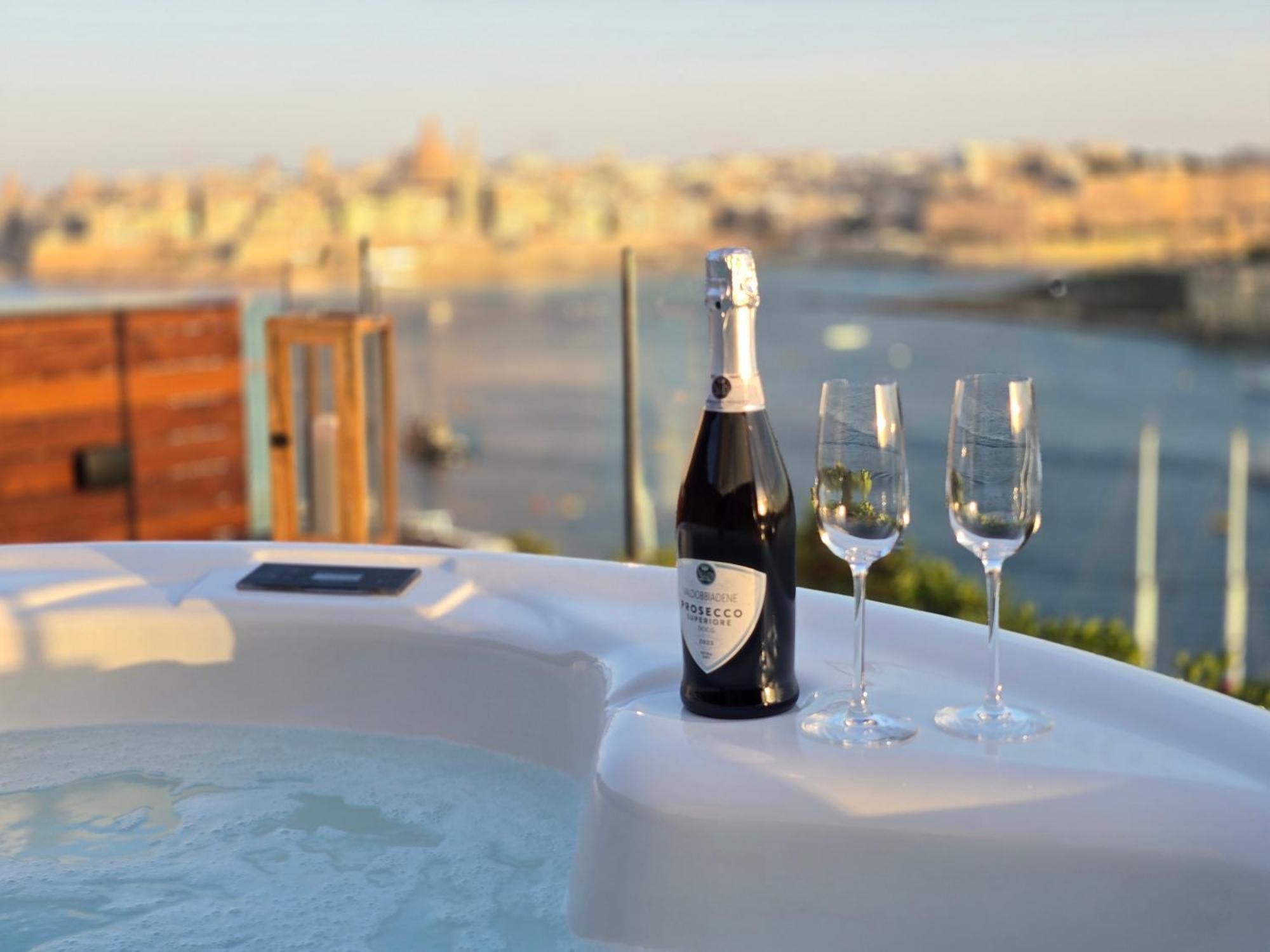 Unique Seafront Triplex Penthouse With Panoramic Bedroom & Rooftop Jacuzzi Overlooking Valletta Sliema Exterior foto