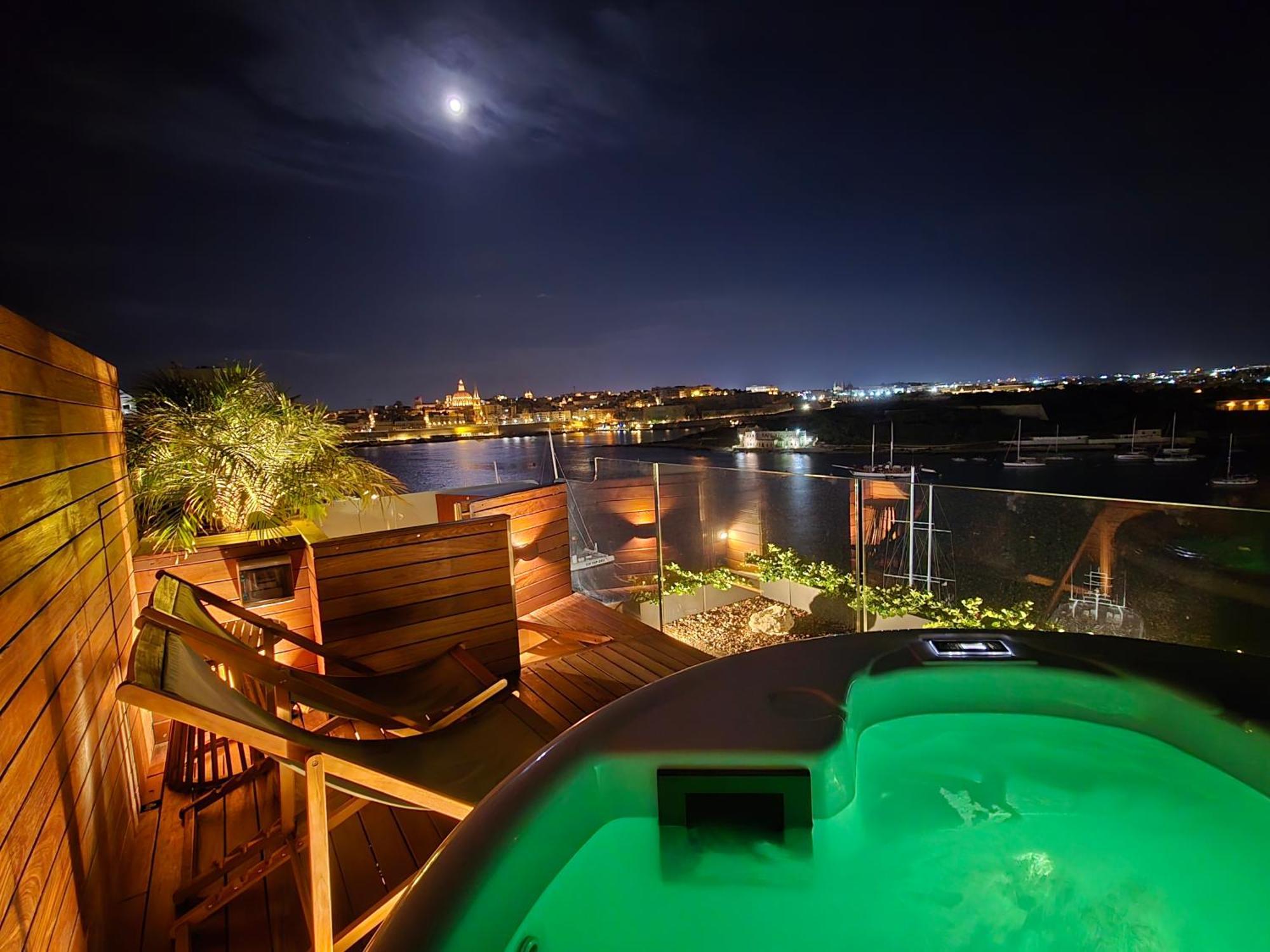 Unique Seafront Triplex Penthouse With Panoramic Bedroom & Rooftop Jacuzzi Overlooking Valletta Sliema Exterior foto